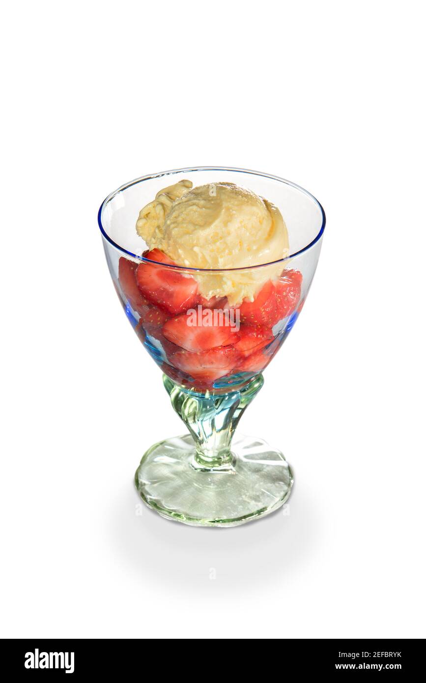 fragole tagliate a fette con gelato in vetro isolato su bianco sfondo Foto Stock