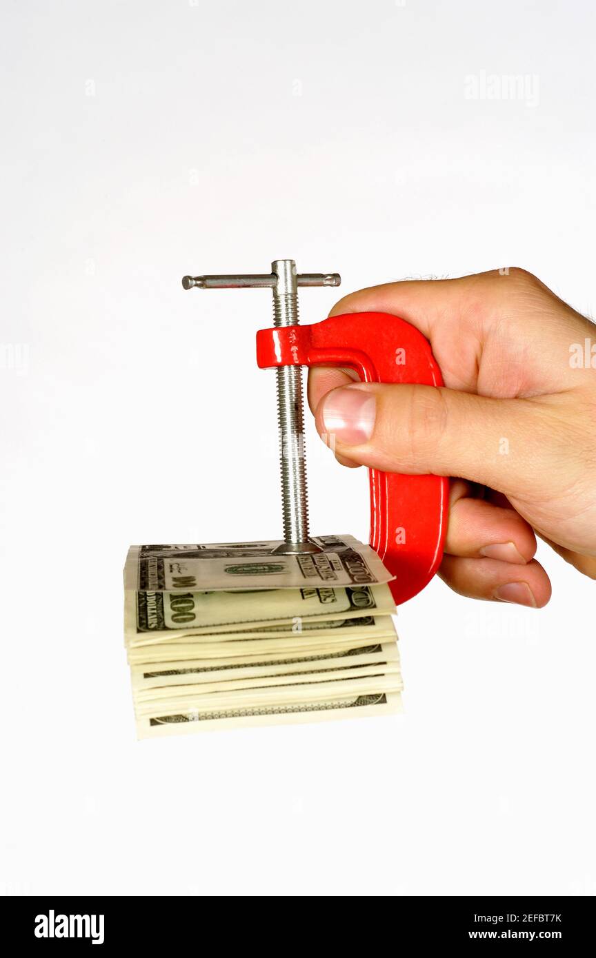 Primo piano di una mano da personÅ½s che tiene una morsa con valuta cartacea Foto Stock