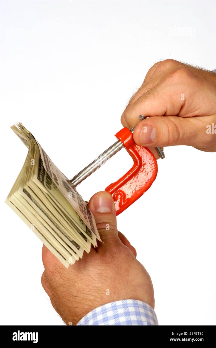 Primo piano di una mano da personÅ½s che tiene una morsa con valuta cartacea Foto Stock