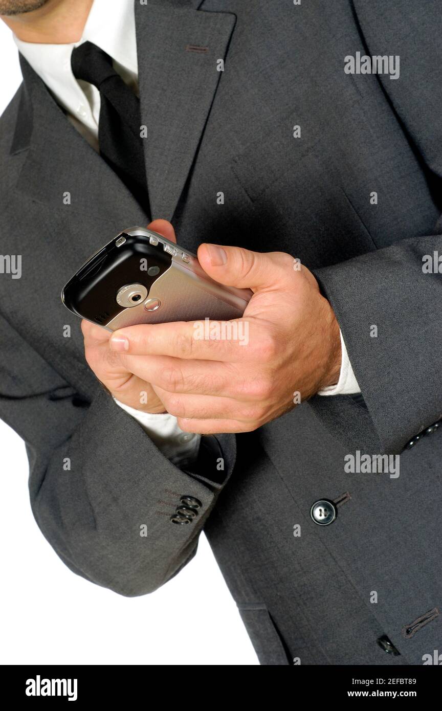 Vista in sezione intermedia di un uomo d'affari che utilizza dati personali assistente Foto Stock