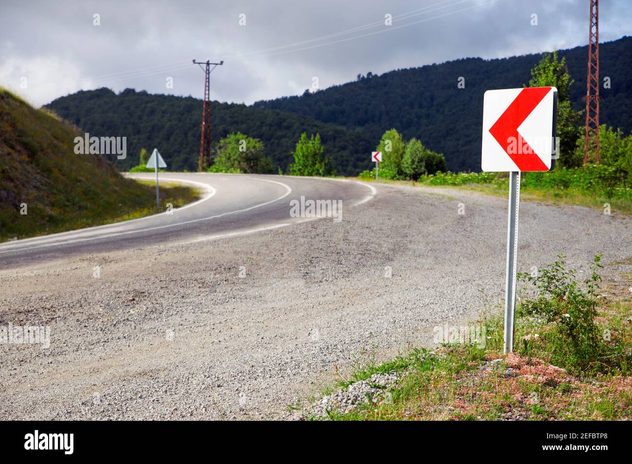 Svoltare in autostrada in Turchia. Segnale di avvertenza sulla strada. Foto Stock