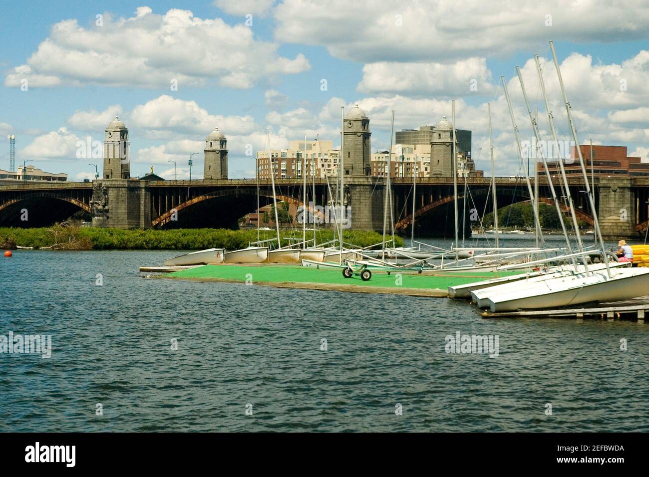 Barche a vela ancorate nel fiume vicino ad un ponte ad arco, Boston, Massachusetts, USA Foto Stock