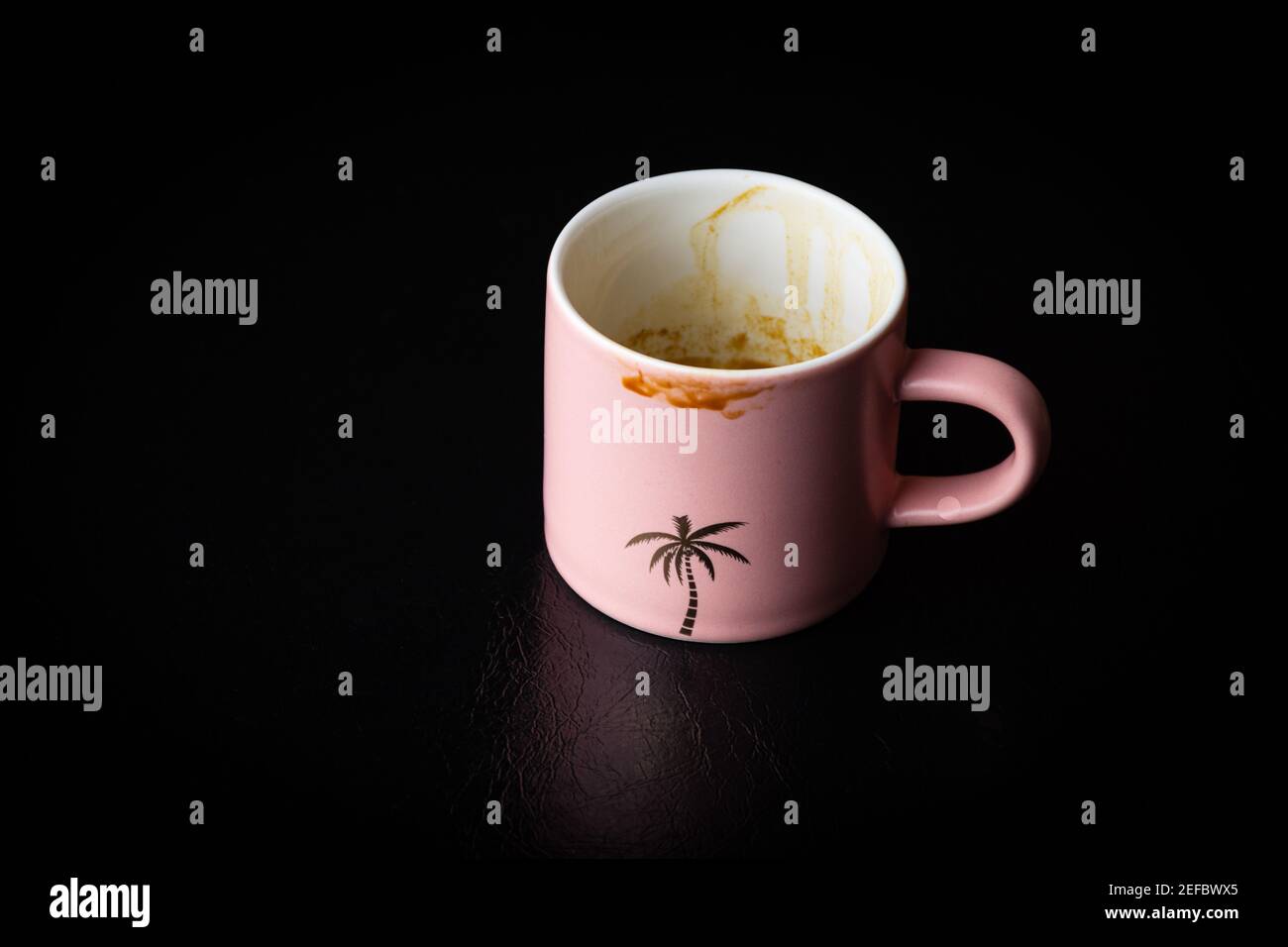 Una tazza da caffè con palme rosa opaca Foto Stock