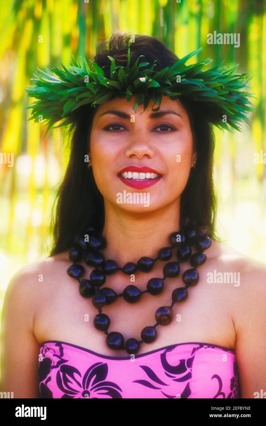 Ritratto di una danzatrice hula hawaiana sorridente, Hawaii, USA Foto Stock