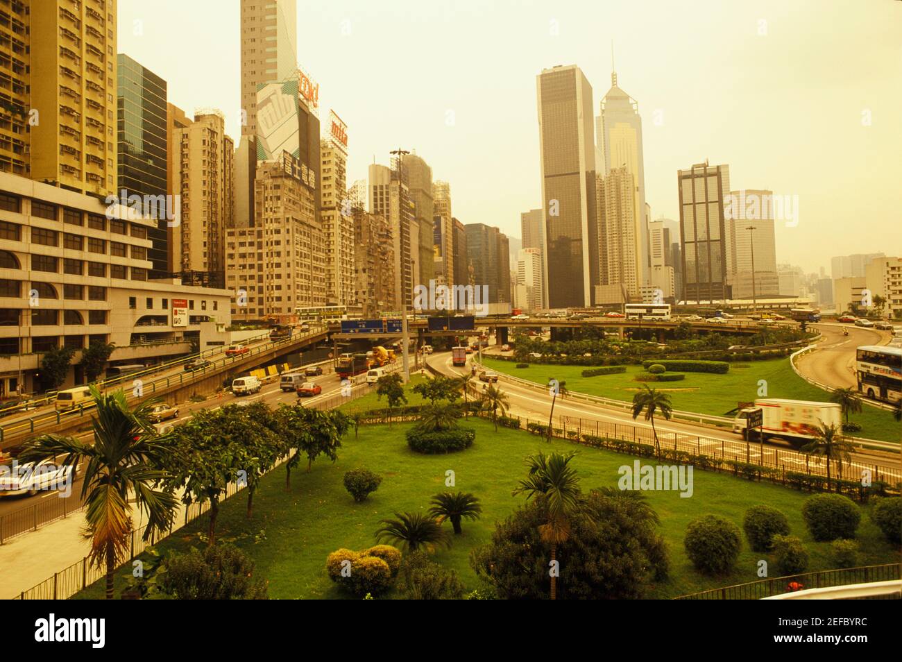 Vista ad alto angolo di un giardino di fronte ai grattacieli, Hong Kong, Cina Foto Stock