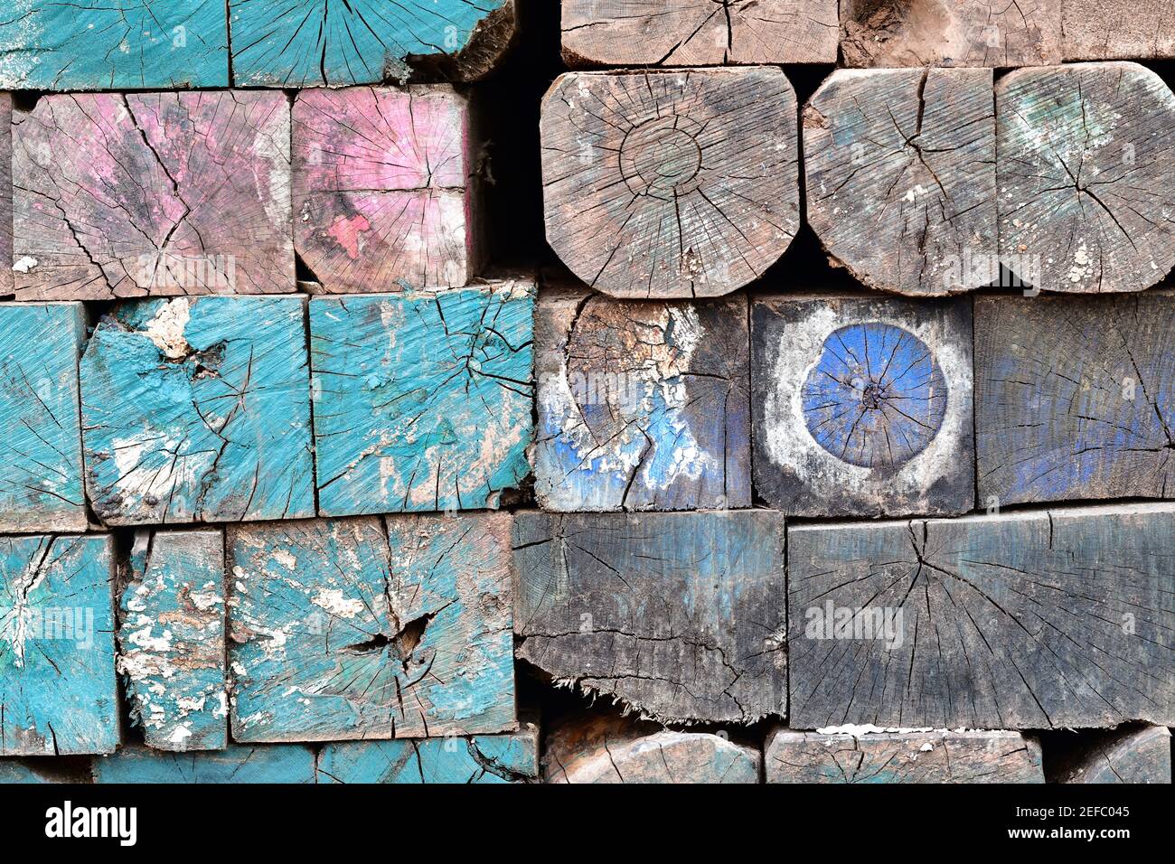 Vibranti travi industriali in legno multicolore verniciate con mosaici invecchiati. Foto Stock