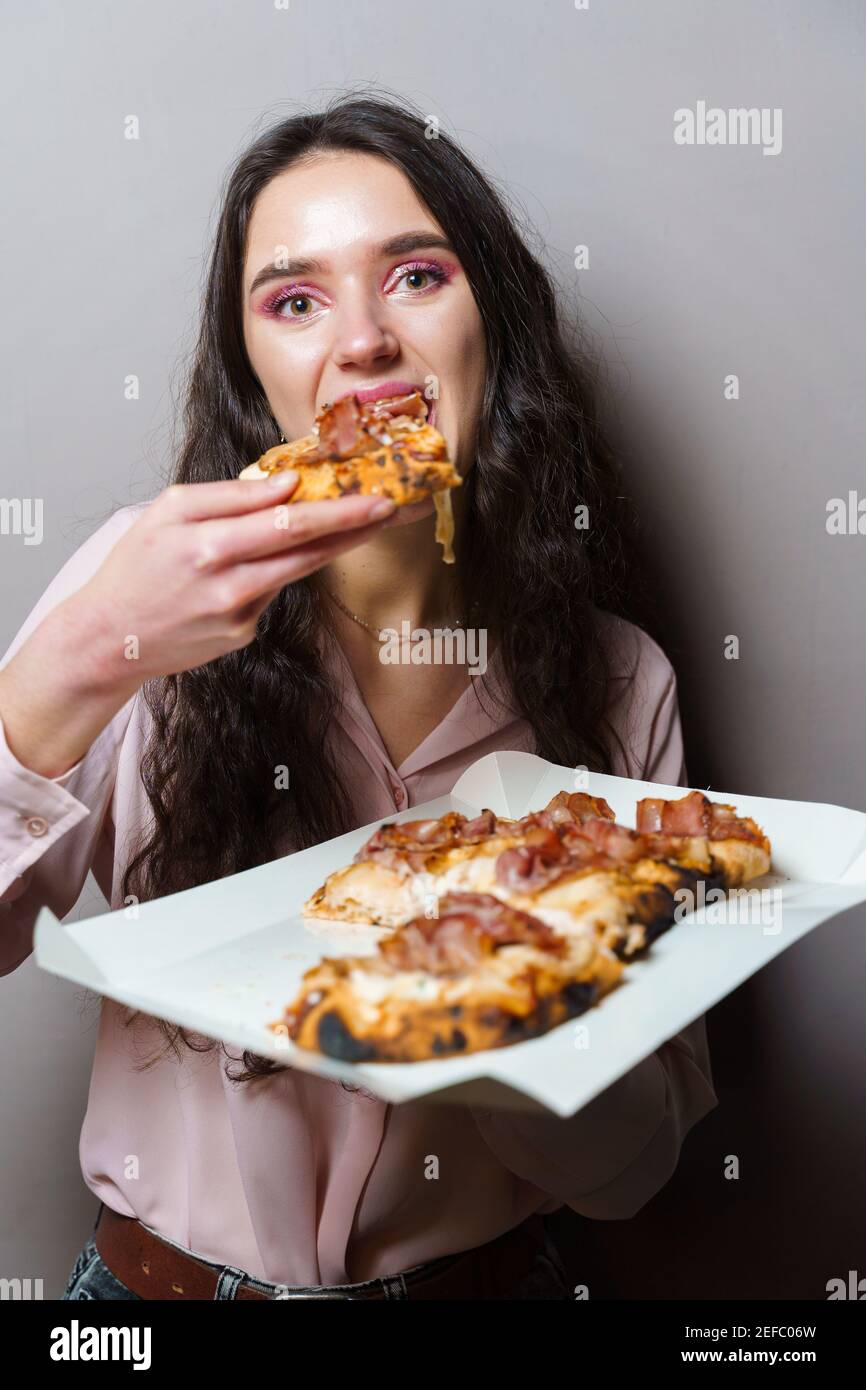 Una donna taglia un stile napoletano pizza con le forbici Foto stock - Alamy
