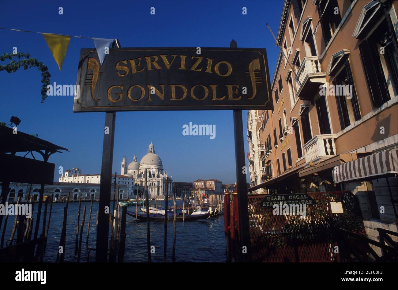 Cartello di fronte agli edifici, Venezia, Veneto, Italia Foto Stock