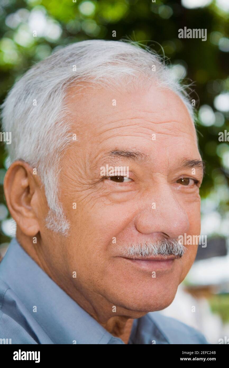 Ritratto di un anziano uomo sorridente Foto Stock