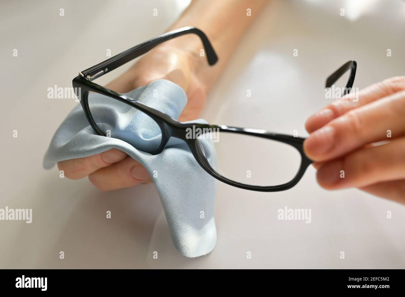 Panni in microfibra salviette per la pulizia di occhiali da vista o  occhiali da sole Foto stock - Alamy