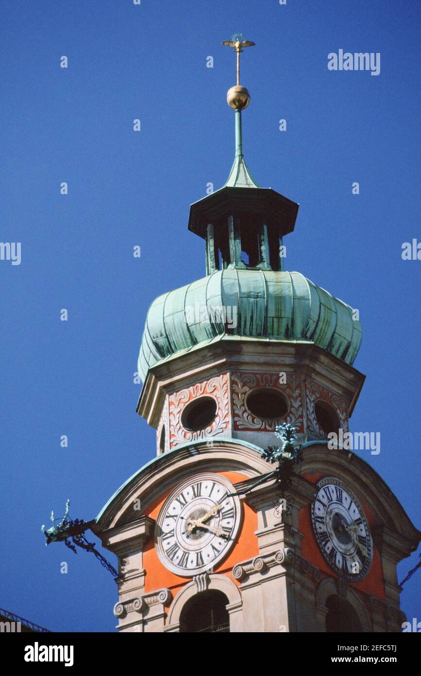 Basso angolo di visione di un clock tower, Innsbruck, Austria Foto Stock