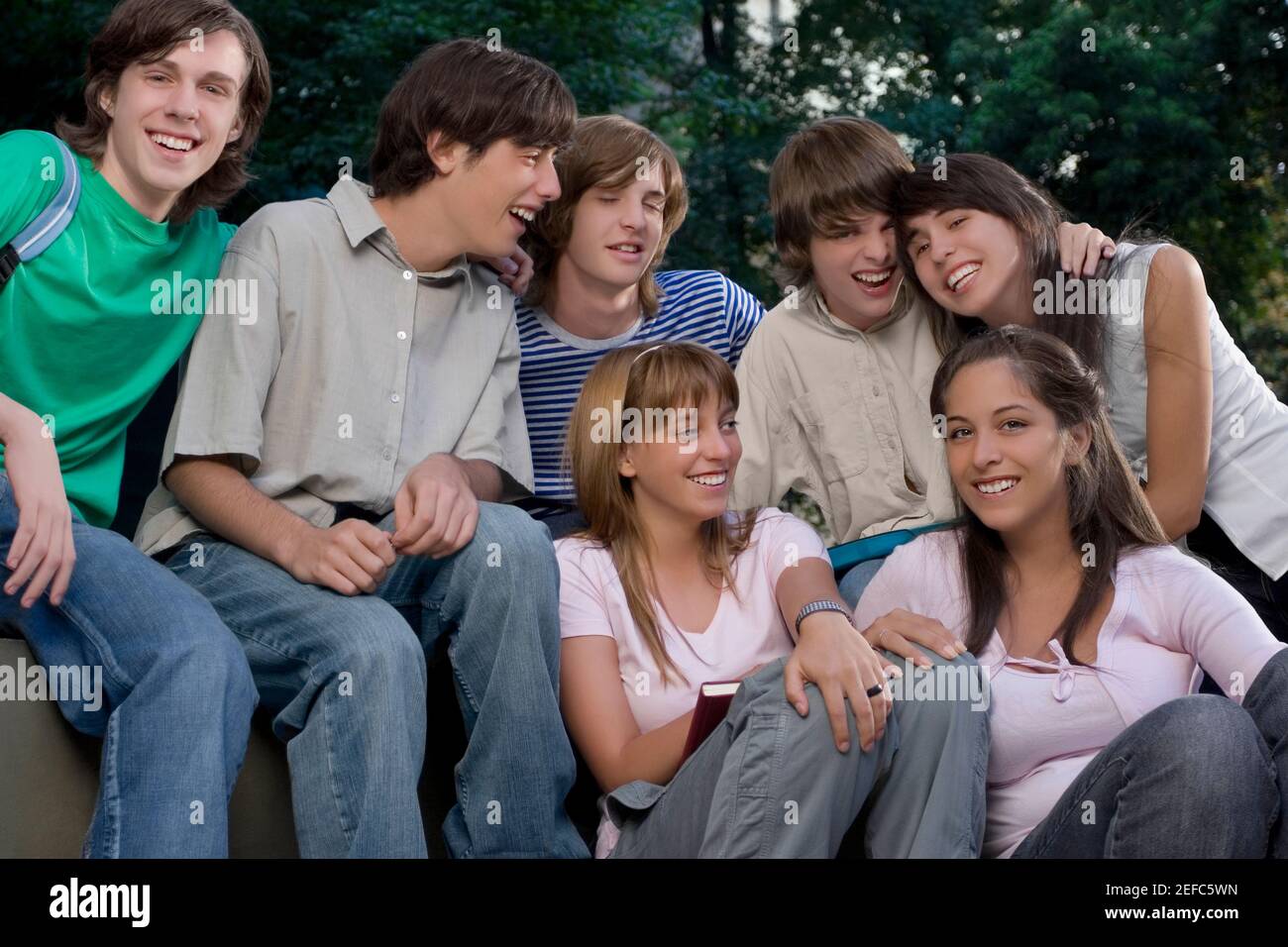 Gli amici della scuola sorridono insieme Foto Stock