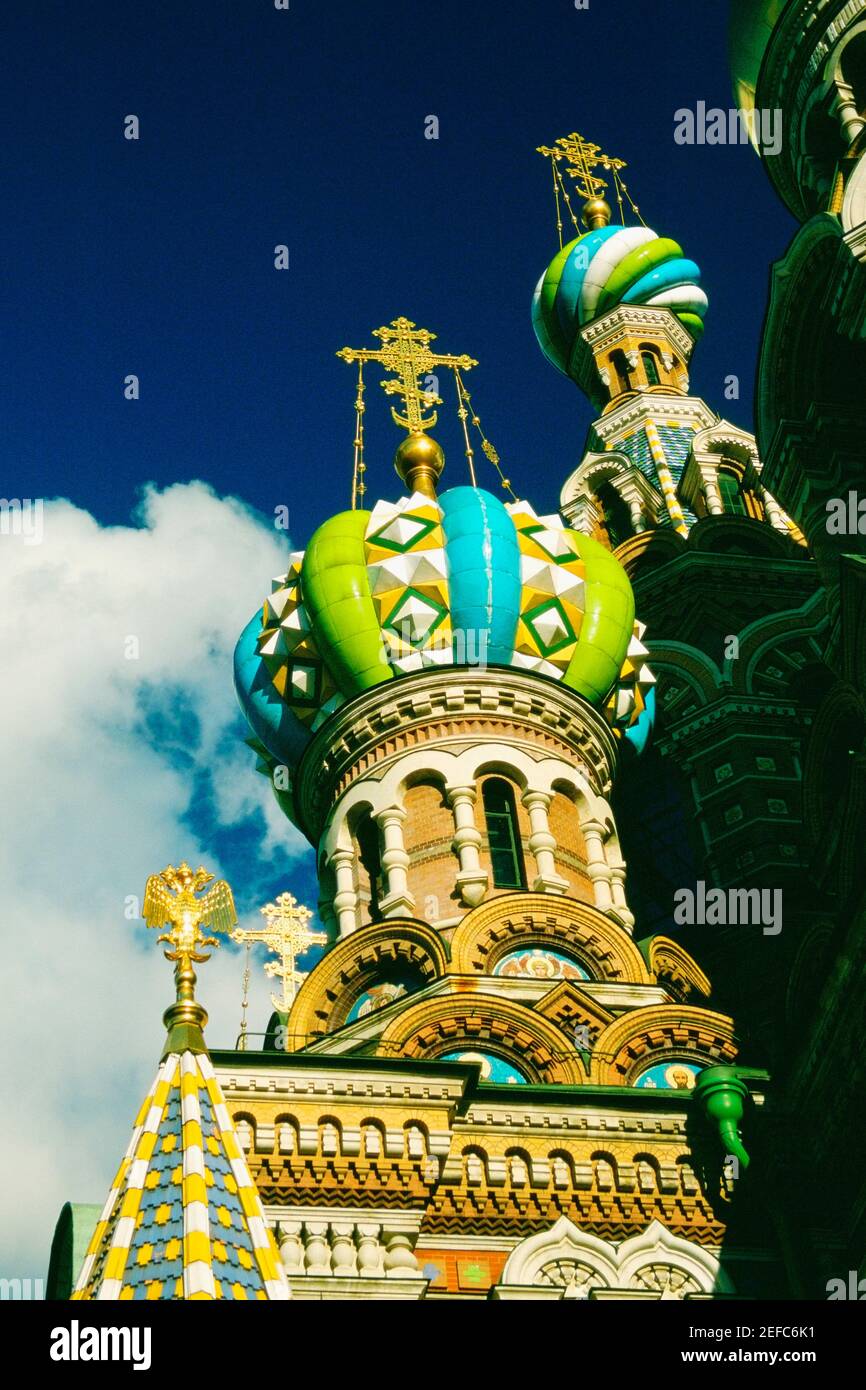 Vista ad angolo basso di una chiesa, Chiesa della Risurrezione di Cristo, San Pietroburgo, Russia Foto Stock