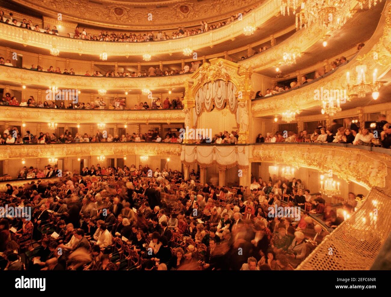 Grande gruppo di persone in un teatro, Mariinksy Theatre, San Pietroburgo, Russia Foto Stock
