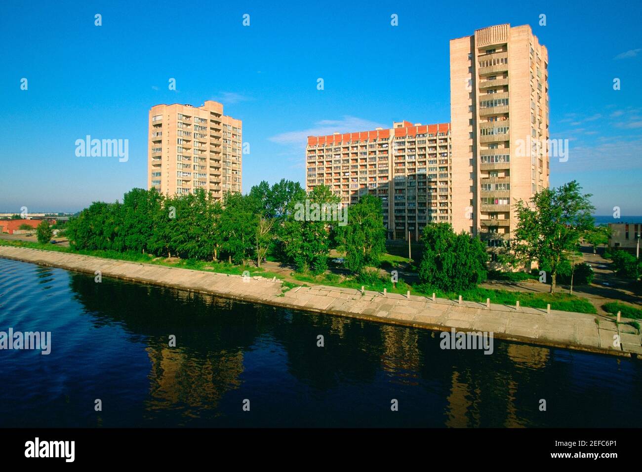 Edifici lungo un fiume, fiume Neva, San Pietroburgo, Russia Foto Stock