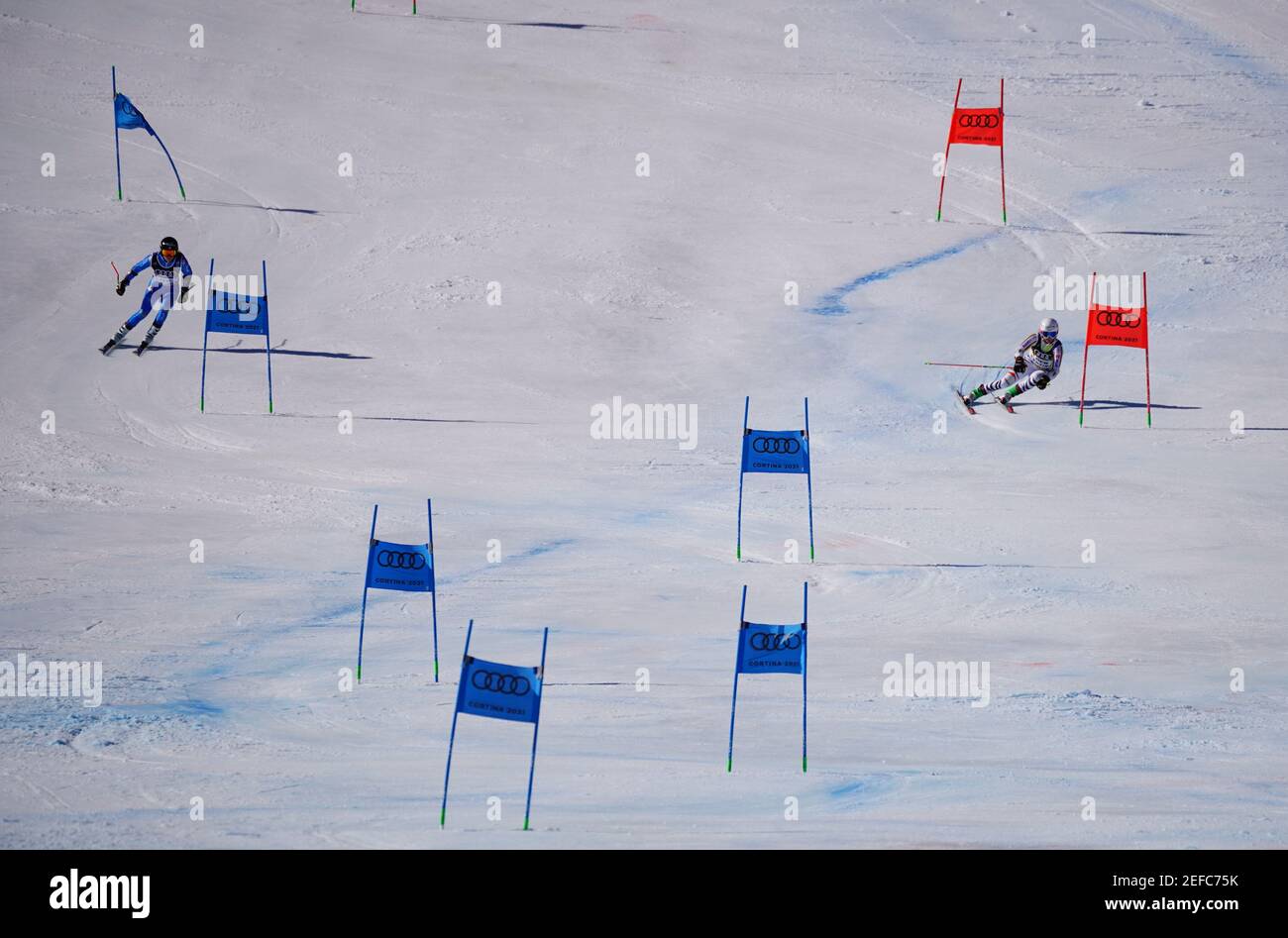 Cortina, Italia. 17 febbraio 2021, Italia, Cortina D´ampezzo: Sci alpino: Campionato del mondo, squadra, misto: Andrea Filser (r) dalla Germania compete contro Laura Pirovano dall'Italia nel concorso di squadra. Foto: Michael Kappeler/dpa Credit: dpa Picture Alliance/Alamy Live News Foto Stock