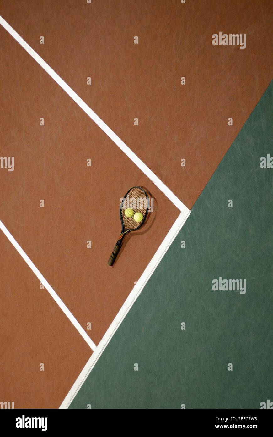 Vista ad alto angolo di due palle da tennis e di un tennis racchetta su un campo da tennis Foto Stock
