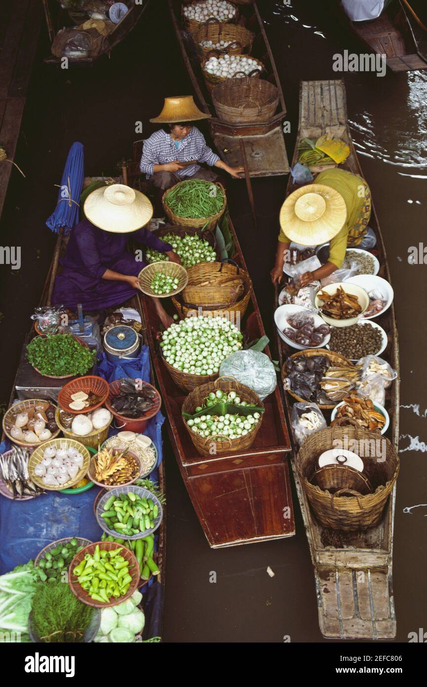 Vista ad alto angolo di un mercato galleggiante, Bangkok, Thailandia Foto Stock