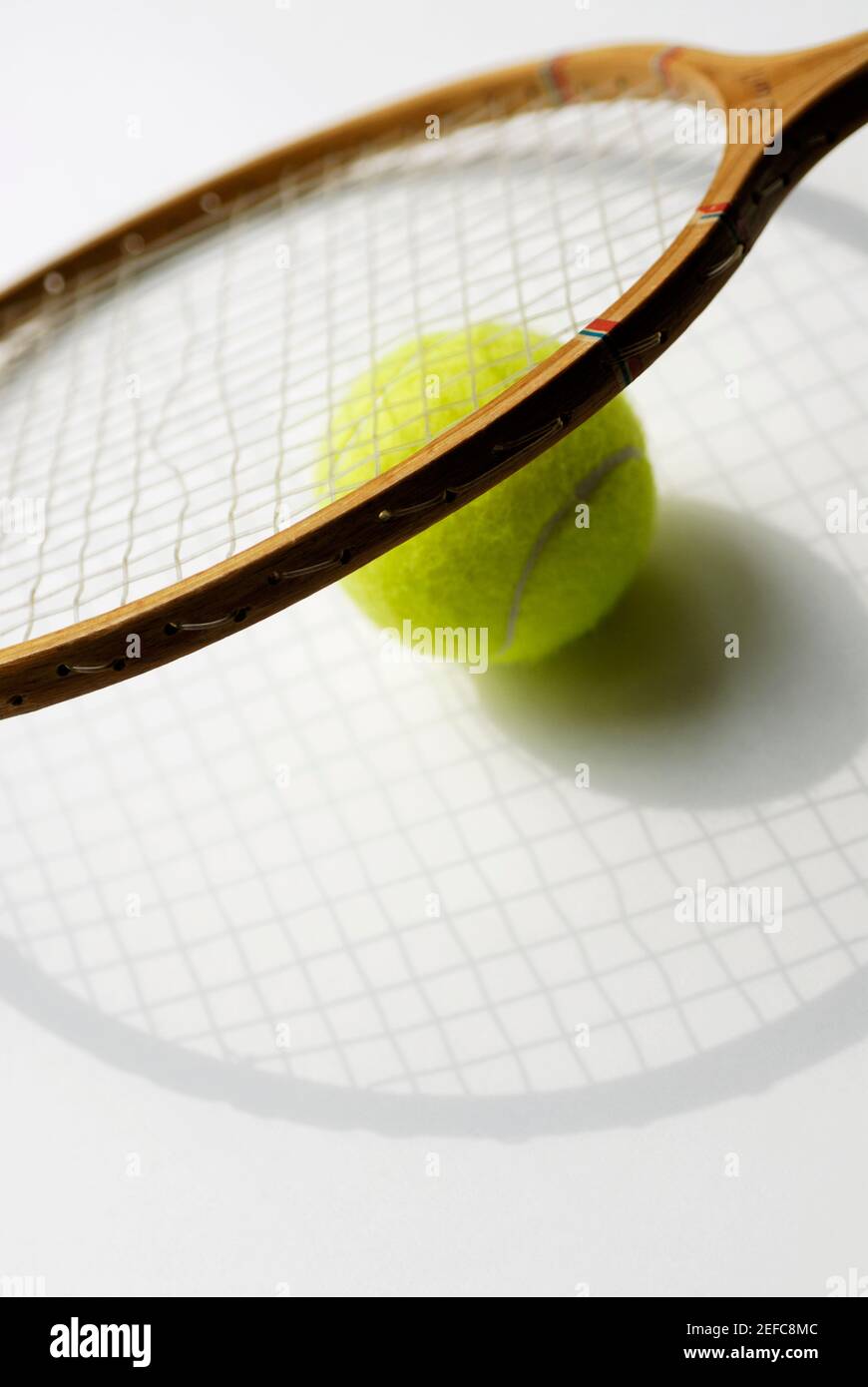 Close-up di una palla da tennis e una racchetta da tennis Foto Stock
