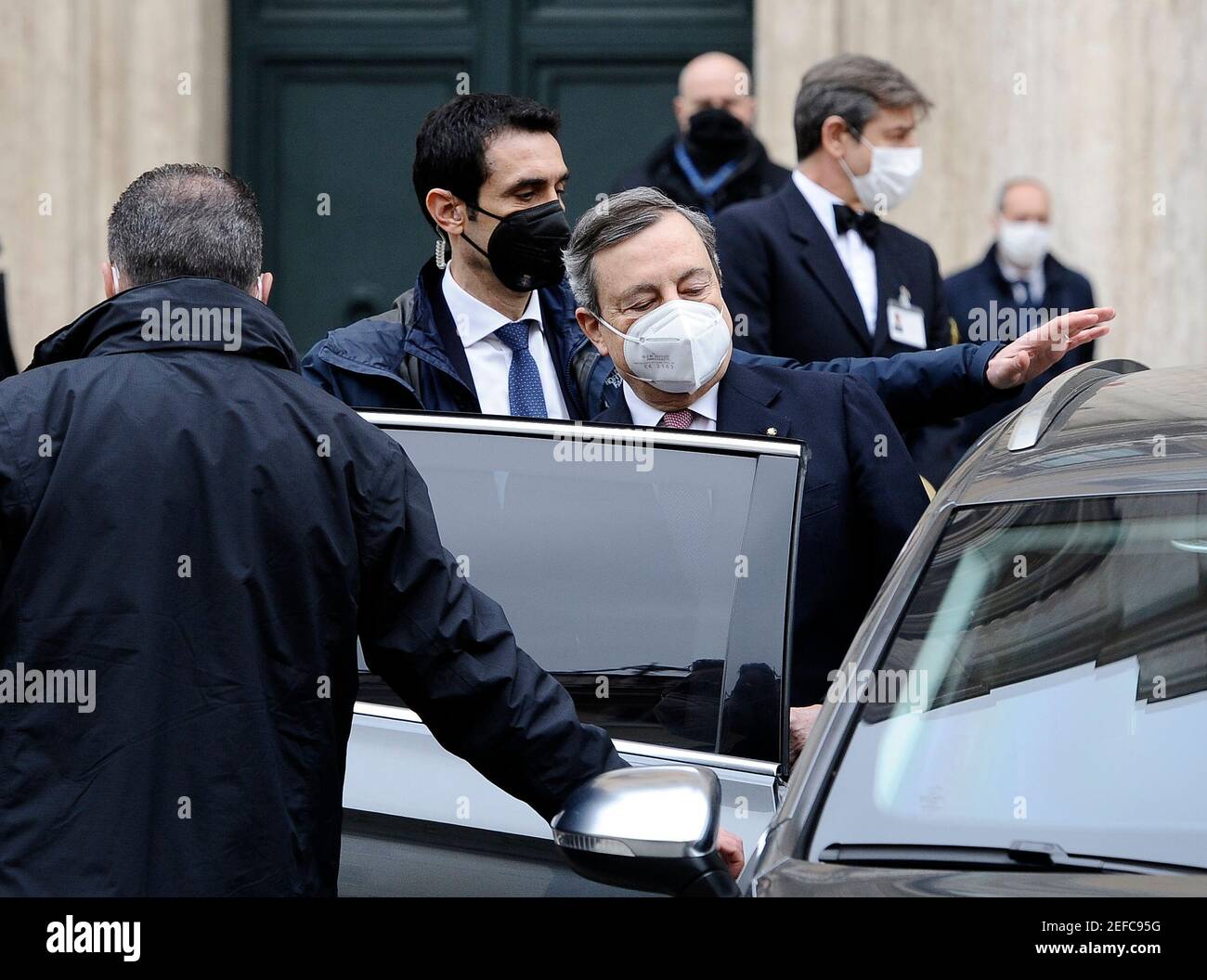 Roma, Italia. 17 Feb 2021. 2/17/2021 - Mario Draghi lascia la Camera dei deputati dopo aver depositato il discorso appena pronunciato nella Camera del Senato (Foto di IPA/Sipa USA) Credit: Sipa USA/Alamy Live News Foto Stock