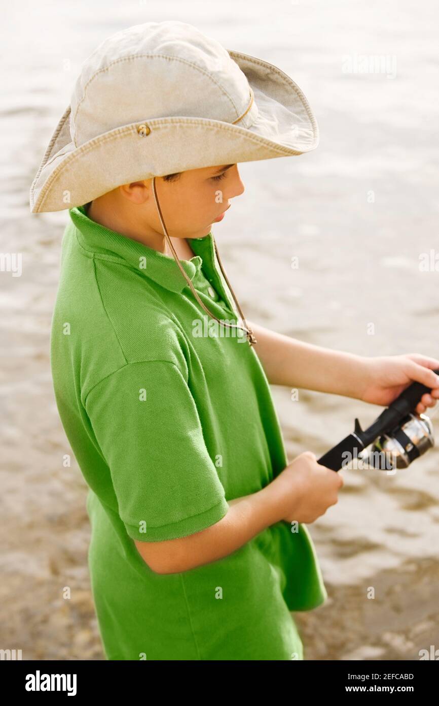 Vista ad alto angolo di un ragazzo adolescente che pesca in un lago Foto Stock
