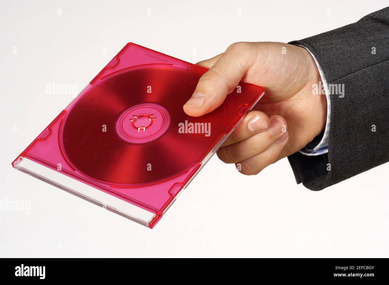 Primo piano di una mano personÅ½s che tiene un compact disk Foto Stock