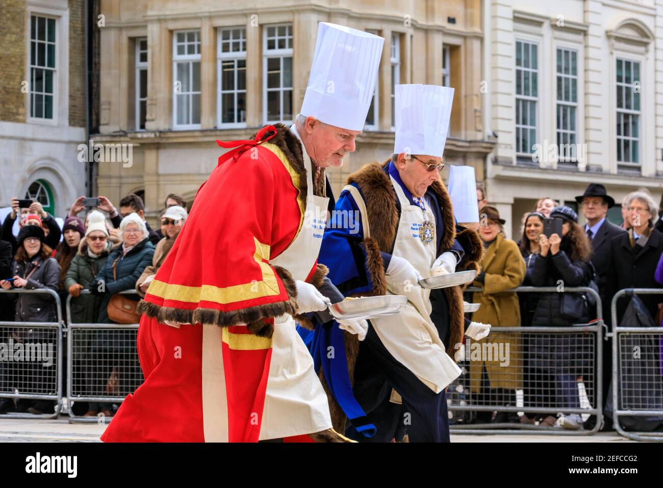 Partecipante della Worshipful Company of Farmers alla Shrove Tuesday Inter-livery pancake Races, Londra, Regno Unito Foto Stock