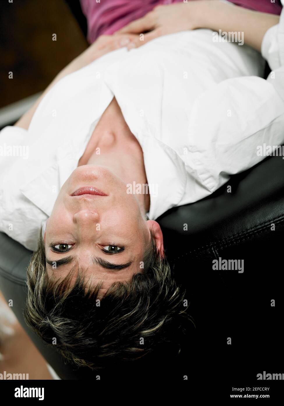 Ritratto di una donna matura sdraiata sulla schiena Foto Stock