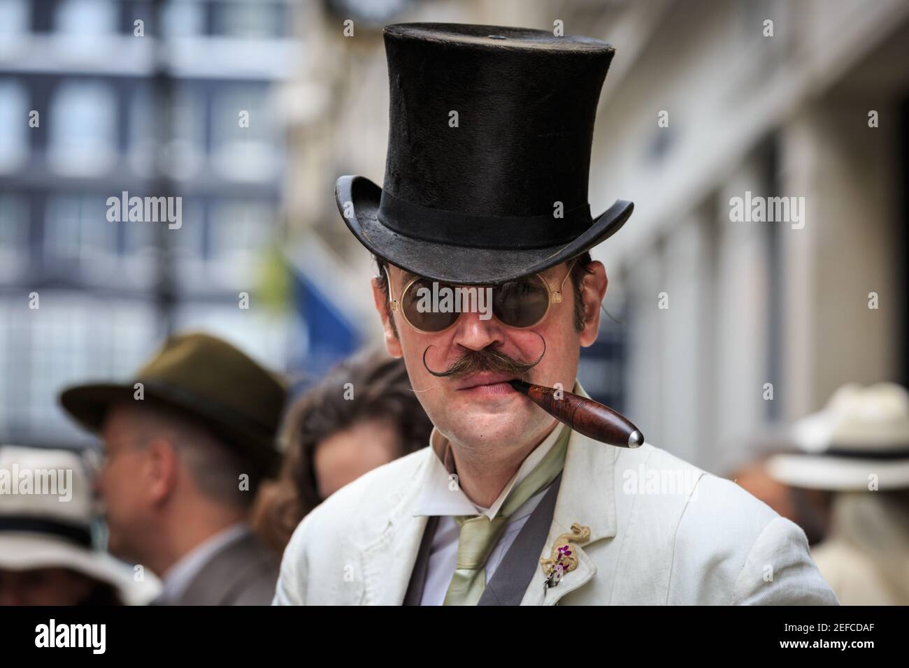 British Dandy CHAP in top Hat fumare sigaro, al 'The Grand Flaneur' CHAP Walk, Mayfair, Londra, Regno Unito Foto Stock