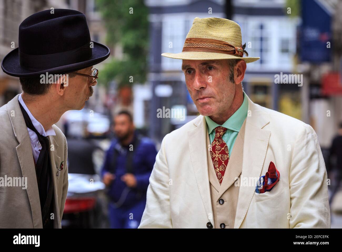 Tempio di Gustav (r), organizzatore e redattore 'The CHAP', alla 'The Grand Flaneur' Walk, Mayfair, Londra, Regno Unito Foto Stock