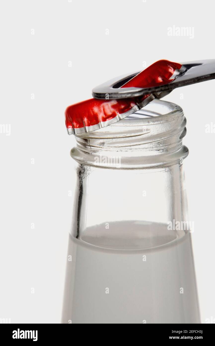 Primo piano di una bottiglia con un dispositivo di apertura Foto Stock