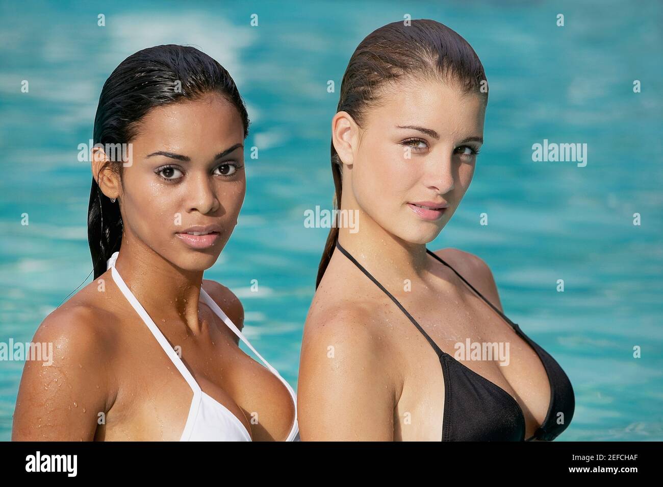 Ritratto di due giovani donne in piscina Foto Stock