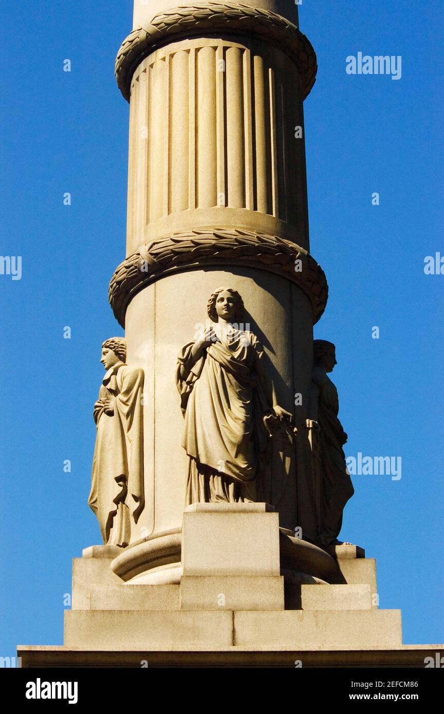 Vista ad angolo basso delle statue della guerra civile, Boston Common, Boston, Massachusetts, USA Foto Stock