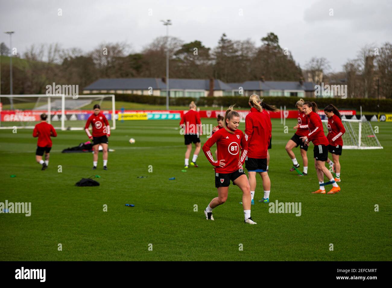 Cardiff, Regno Unito. 17 Feb 2021. Charlie Estcourt del Galles Donne durante l'allenamento. Wales campo di allenamento nazionale della squadra di calcio femminile al vale Resort, Hensol, vicino a Cardiff, mercoledì 17 febbraio 2021. Solo per uso editoriale, foto di Lewis Mitchell/Andrew Orchard sports photography/Alamy Live news Credit: Andrew Orchard sports photography/Alamy Live News Foto Stock