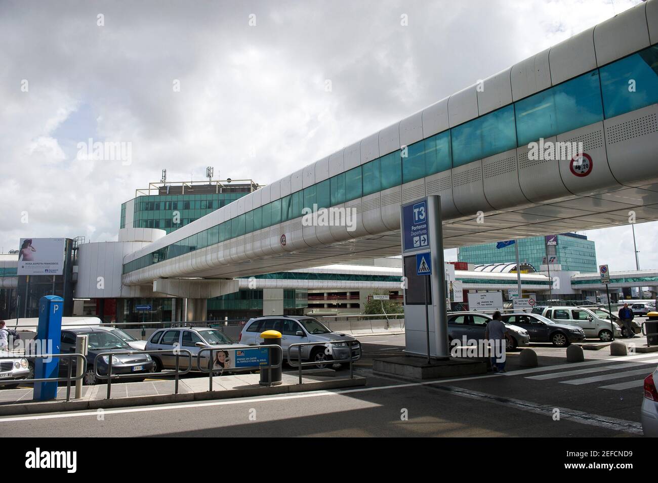 L'Italia. L'Europa. Roma. L'aeroporto di Fiumicino. Leonardo da Vinci di Fiumicino, outdoor, esterno, tunnel di collegamento per l'aeroporto in treno Foto Stock