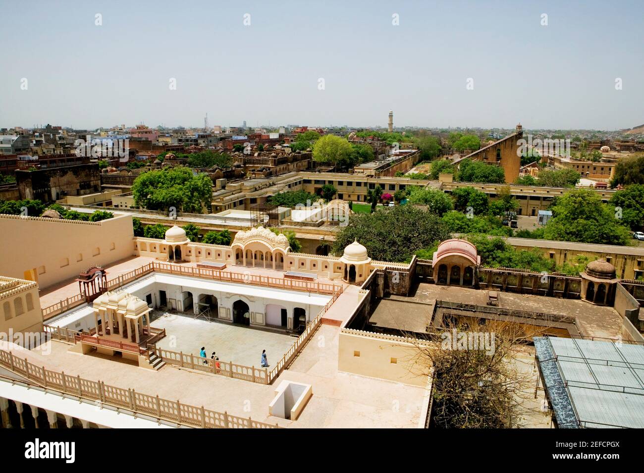 Vista ad alto angolo del Chandra Mahal e Jantar Mantar osservatorio, Jaipur, Rajasthan, India Foto Stock