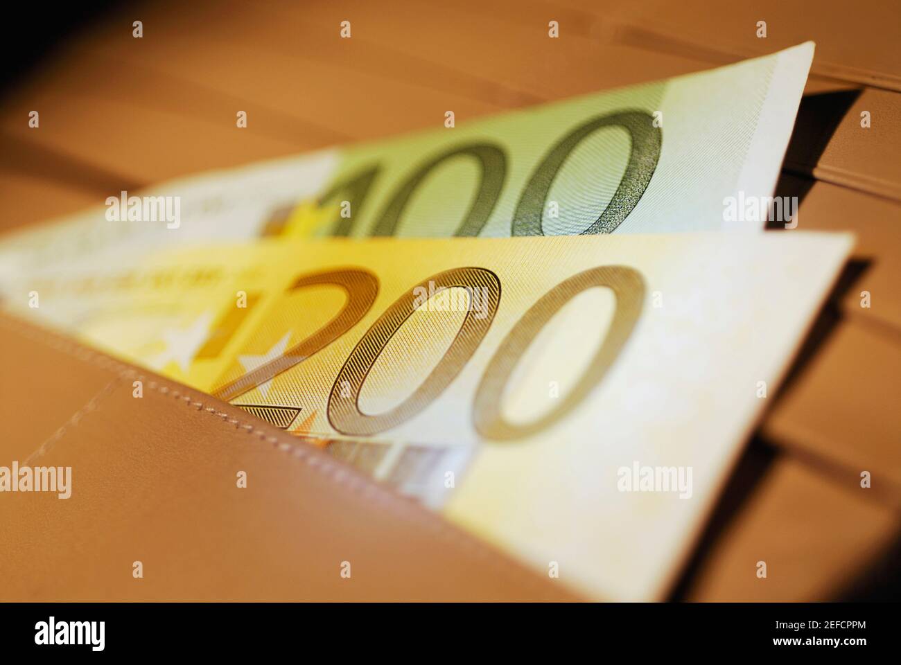 Primo piano delle banconote in euro in un portafoglio Foto Stock