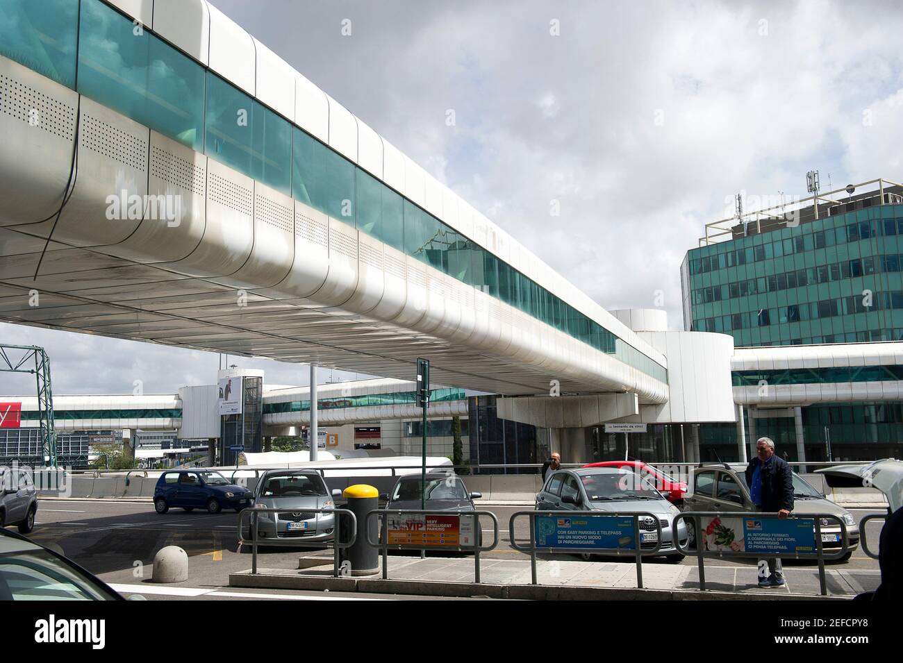 L'Italia. L'Europa. Roma. L'aeroporto di Fiumicino. Leonardo da Vinci di Fiumicino, outdoor, esterno, tunnel di collegamento per l'aeroporto in treno Foto Stock