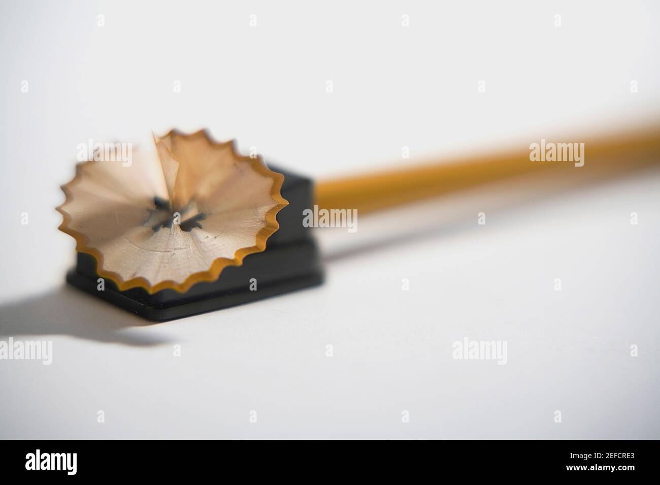 Primo piano di una matita con un affilatore a matita Foto Stock