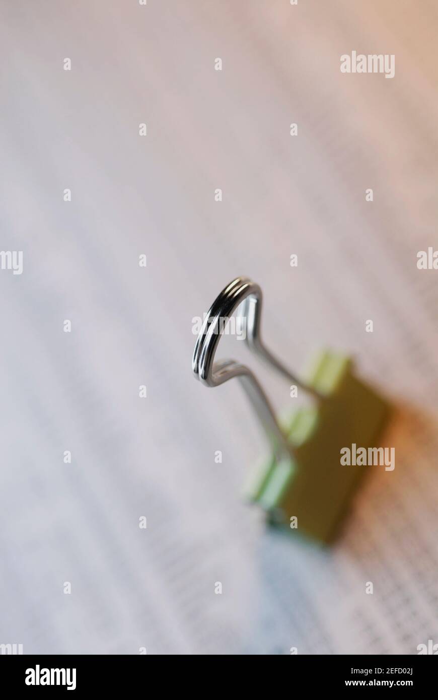 Primo piano di una clip di rilegatura su un documento Foto Stock
