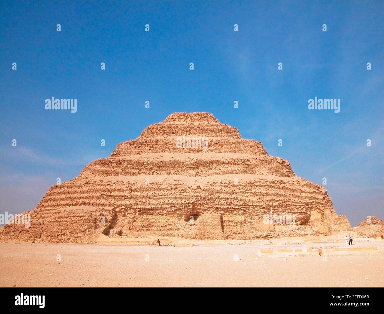 Piramide in un paesaggio arido, la piramide a gradoni di Zoser, Saqqara, Egitto Foto Stock