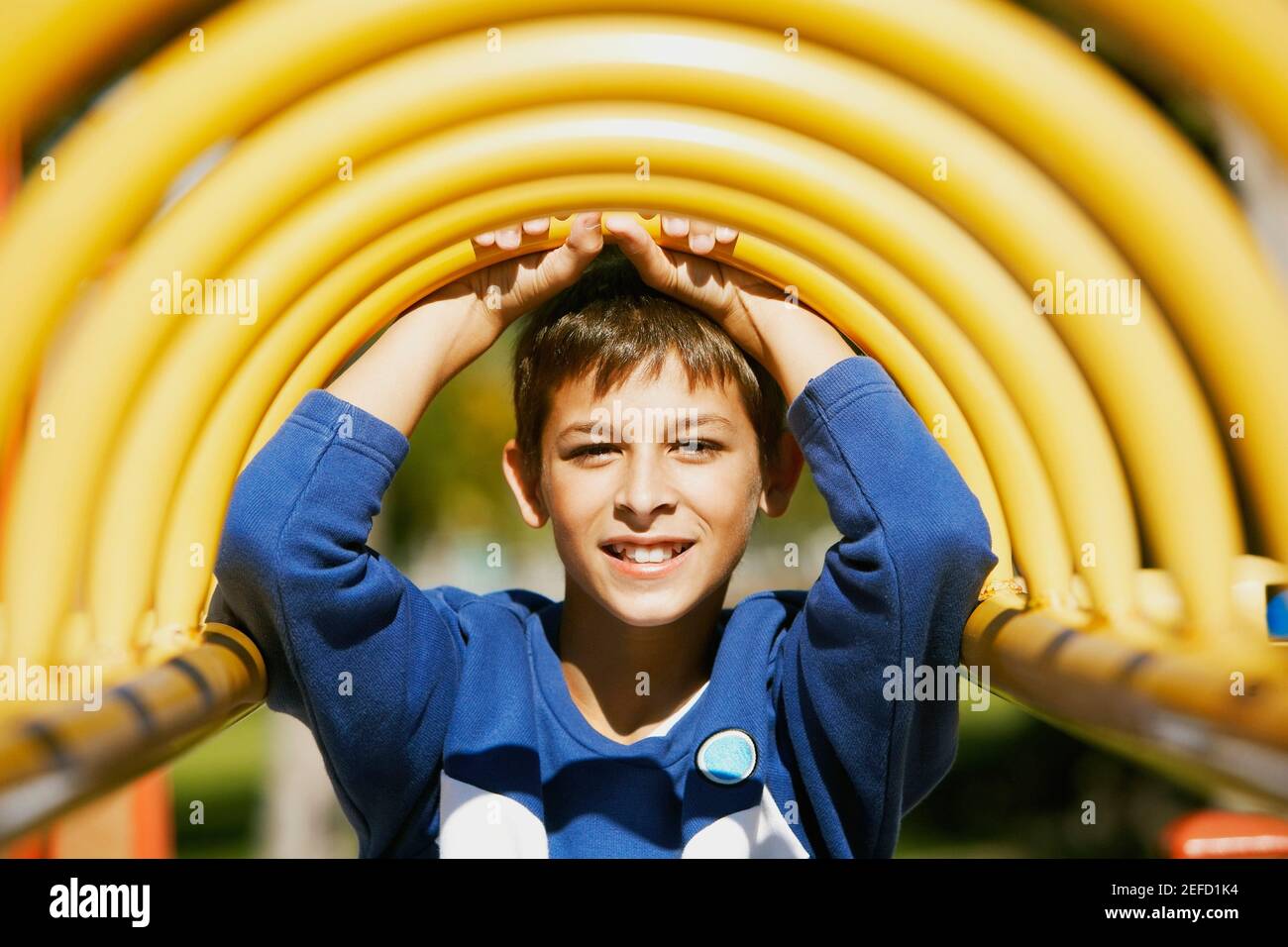 Ritratto di un ragazzo adolescente su una palestra giungla Foto Stock
