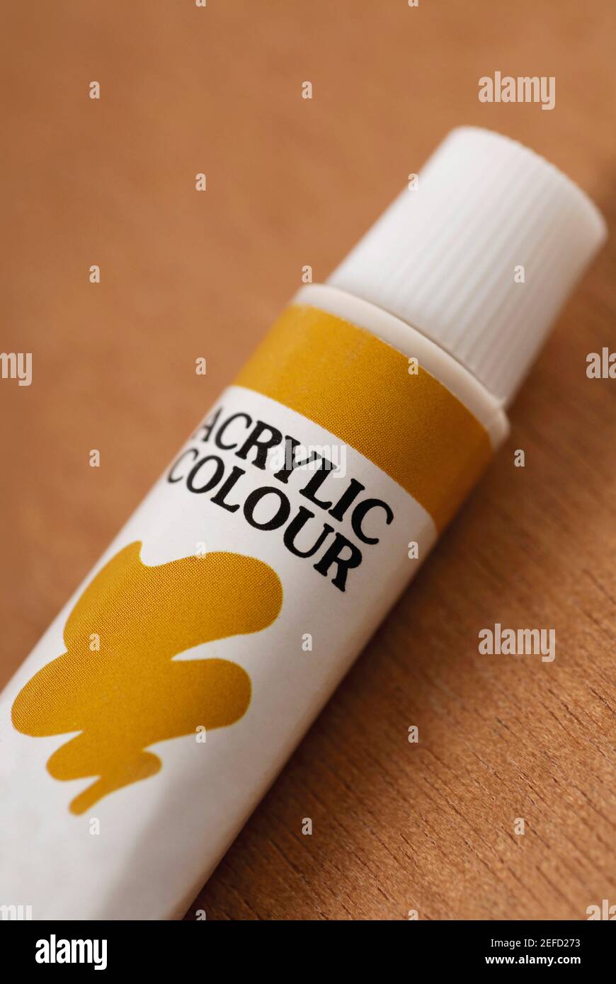 Primo piano di un tubo di vernice arancione Foto Stock