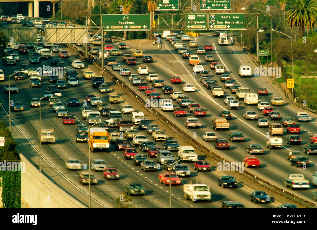 Overhead di traffico pesante sulla superstrada.(Los Angeles, CA) Foto Stock