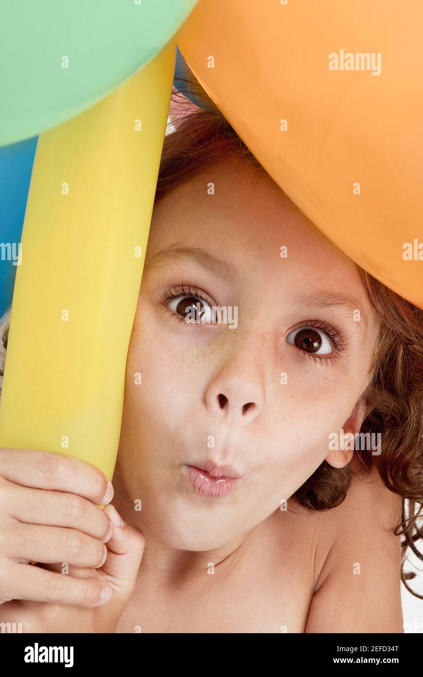 Ritratto di una ragazza che tiene palloncini e ridendo le labbra Foto Stock
