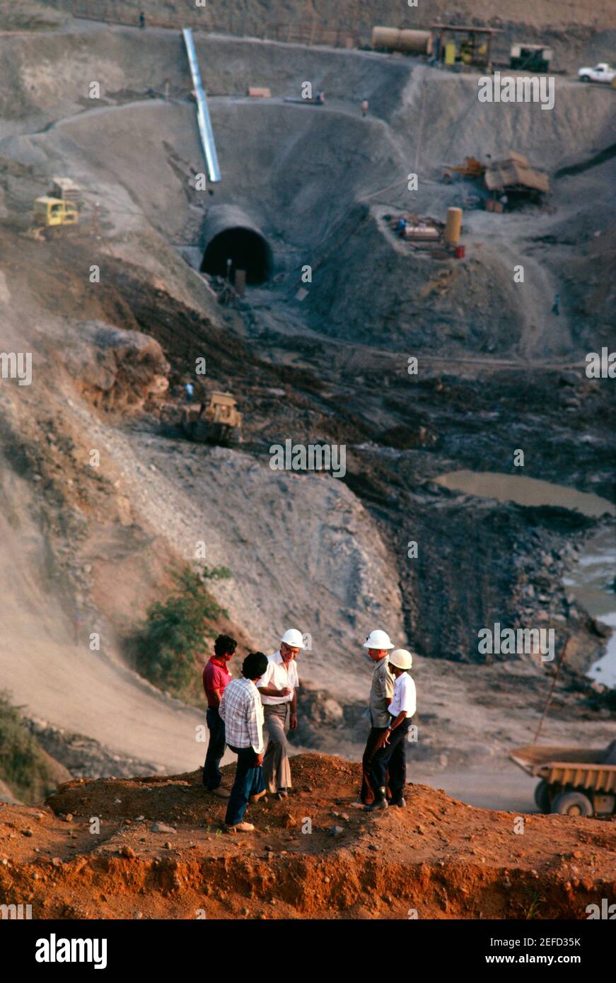 Lavoratori su progetto diga di irrigazione in Indonesia Foto Stock