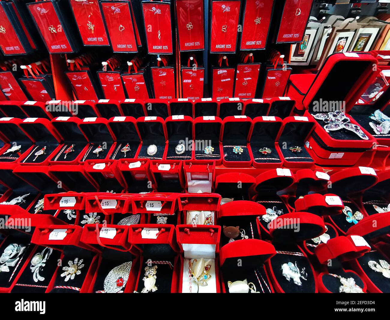 16 febbraio 2021-Bucarest, Romania. I negozi si preparano a vendere martisoare per la celebrazione primaverile del 1 marzo come una tradizione rumena. Foto Stock