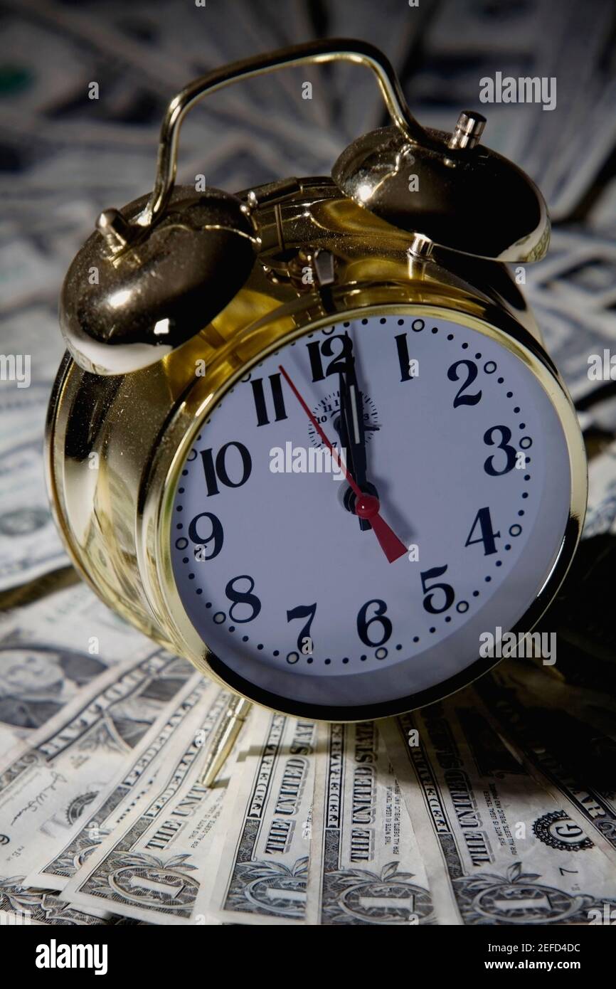 Primo piano di una sveglia sulla valuta cartacea Foto Stock