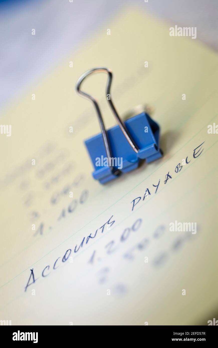 Primo piano di una graffetta per rilegatori su un foglio di carta Foto Stock