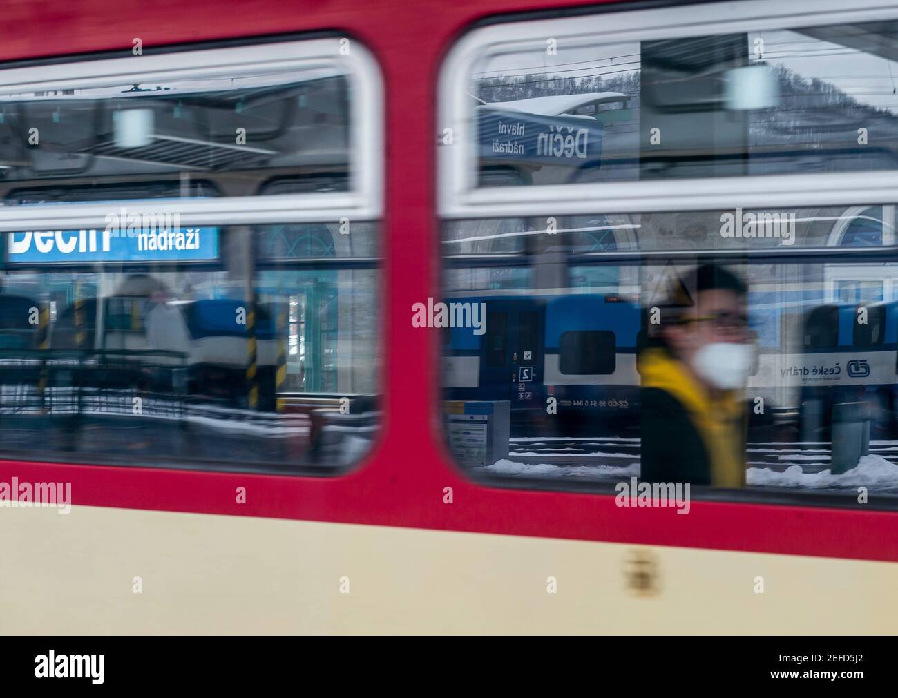 Decin, Repubblica Ceca. 17 Feb 2021. La compagnia ferroviaria nazionale ceca Ceske drahy (CD) sospenderà la circolazione di tutti i treni tra la Repubblica Ceca e la Germania in entrambe le direzioni a partire da domenica a causa delle misure antiepidemiche. Foto treno di CD nella stazione ferroviaria di Decin, Repubblica Ceca, 17 febbraio 2021. Credit: Ondrej Hajek/CTK Photo/Alamy Live News Foto Stock